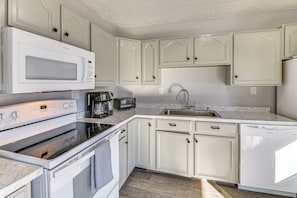 Réfrigérateur, micro-ondes, plaque de cuisson, lave-vaisselle