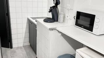 Réfrigérateur, micro-ondes, plaque de cuisson, cafetière/bouilloire