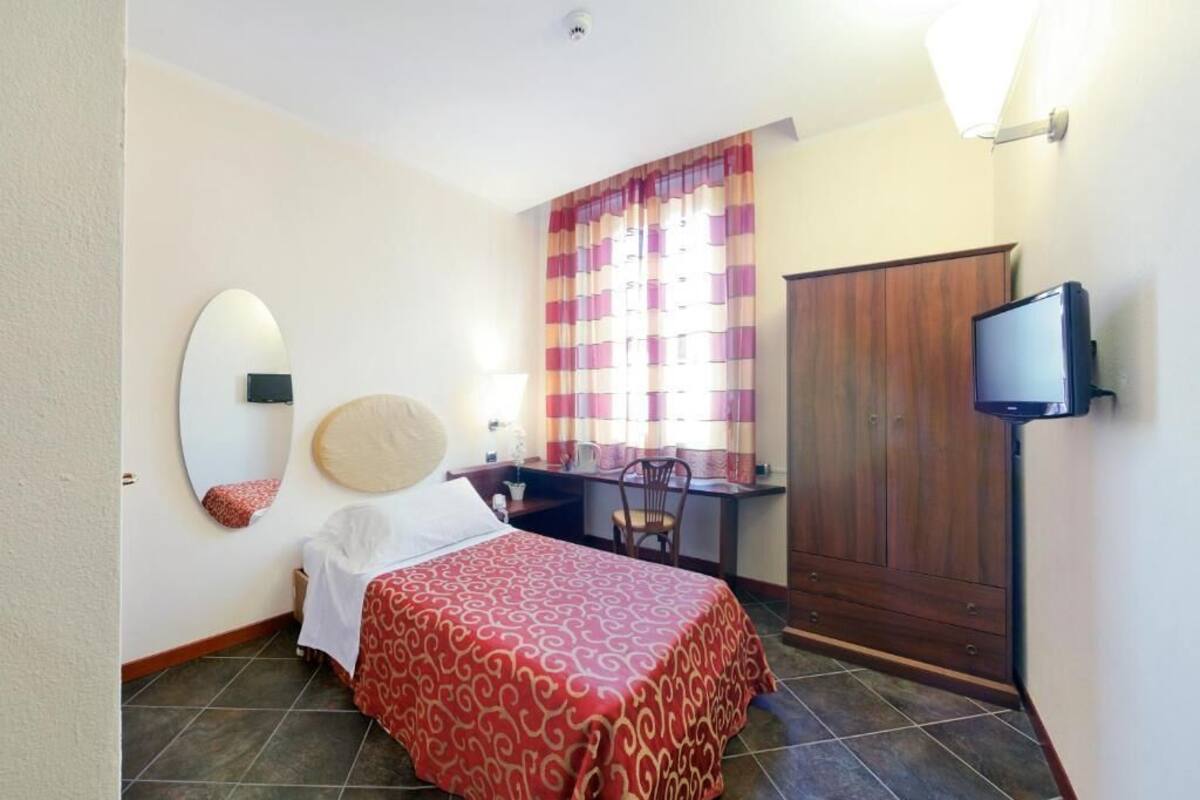 Classic Single Room | Desk, laptop workspace, soundproofing, WiFi (free)