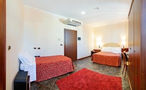 Desk, laptop workspace, soundproofing, free WiFi - antico albergo madonna (Legnano)