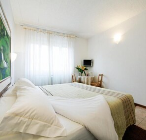 Desk, laptop workspace, soundproofing, free WiFi - antico albergo madonna (Legnano)