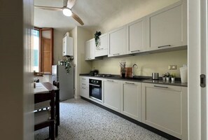 Kühlschrank, Ofen, Herdplatte, Geschirrspüler