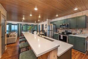 雪櫃、微波爐、焗爐、爐具