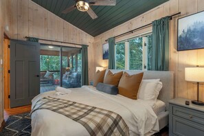 4 間睡房、書桌、熨斗/熨衫板、可攜式嬰兒床