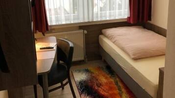 Kamar Single | Meja kerja, ruang kerja ramah laptop, dan Wi-Fi gratis