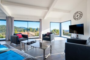 TV - Villa 'Luxe Vue Mer Baie De Cannes' with Sea View, Wi-Fi and Air Conditioning (Les Adrets-de-l'Estérel)