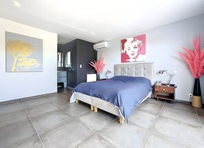 4 bedrooms, desk, iron/ironing board, free WiFi