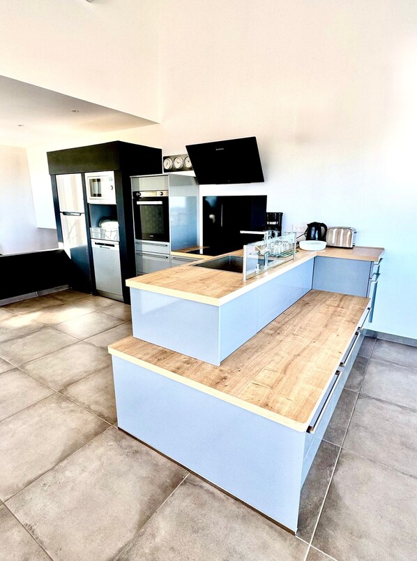 Fridge, microwave, oven, stovetop - Villa 'Luxe Vue Mer Baie De Cannes' with Sea View, Wi-Fi and Air Conditioning (Les Adrets-de-l'Estérel)