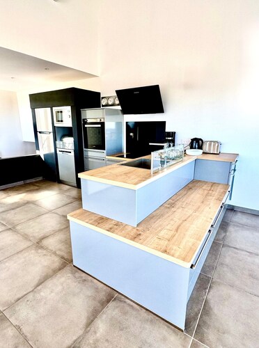 Villa 'Luxe Vue Mer Baie De Cannes' with Sea View, Wi-Fi and Air Conditioning