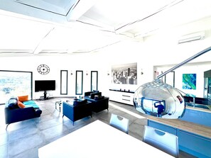 TV - Villa 'Luxe Vue Mer Baie De Cannes' with Sea View, Wi-Fi and Air Conditioning (Les Adrets-de-l'Estérel)