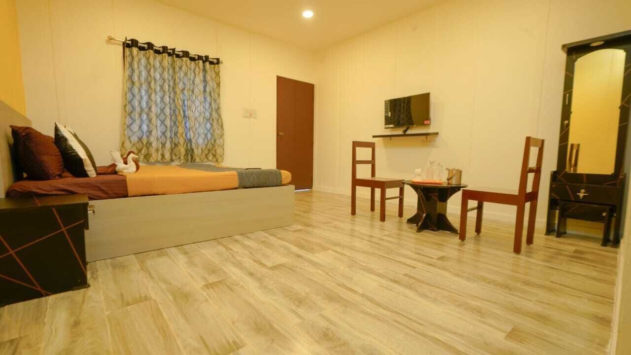 Premium bedding, desk, free WiFi, bed sheets