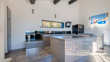 Kjøleskap, mikrobølgeovn, ovn og kokeplater