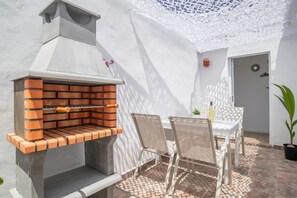 Outdoor dining - Apartment 'Mayo 2' with Shared Pool, Wi-Fi, and Air Conditioning (Conil de la Frontera)
