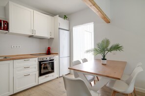 Fridge, microwave, oven, stovetop - Feel at Home in Villa Mayo – 2-Bedroom Apartment Near Calitas de Roche (Conil de la Frontera)