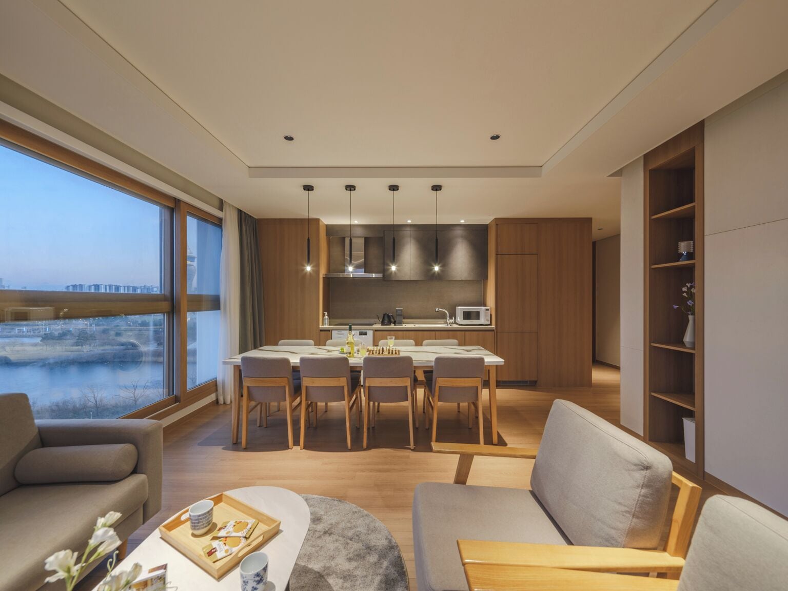 Ein modernes Interieur mit Essbereich, Küche und Sitzgelegenheiten.