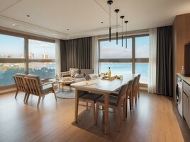 Family Three Room | Cortinas opacas, sistema de insonorización, wifi gratis y ropa de cama