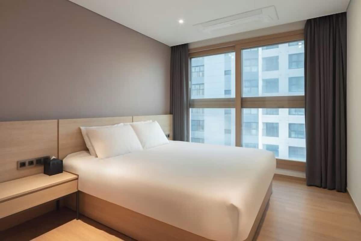 Cortinas blackout, quartos à prova de som, Wi-Fi de cortesia