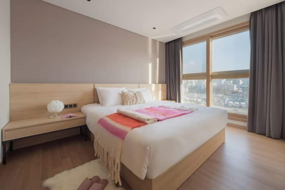Cortinas blackout, quartos à prova de som, Wi-Fi de cortesia