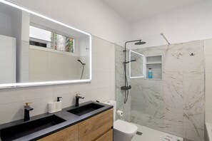 Shower, hair dryer, towels