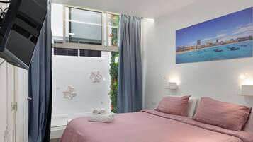 4 bedrooms, iron/ironing board, free WiFi, bed sheets