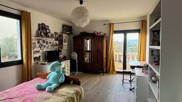 3 chambres, bureau, fer et planche Ă repasser, lit parapluie