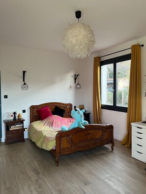 3 soverom, skrivebord, strykejern/-brett og reiseseng for barn