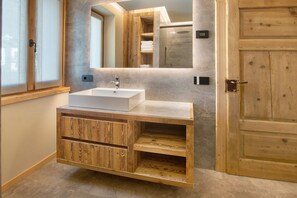 Douche, séchoir à cheveux, serviettes fournies