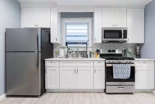 Private kitchen - Spacious 3-bedroom with AC and WiFi in fabulous Newark (Newark)