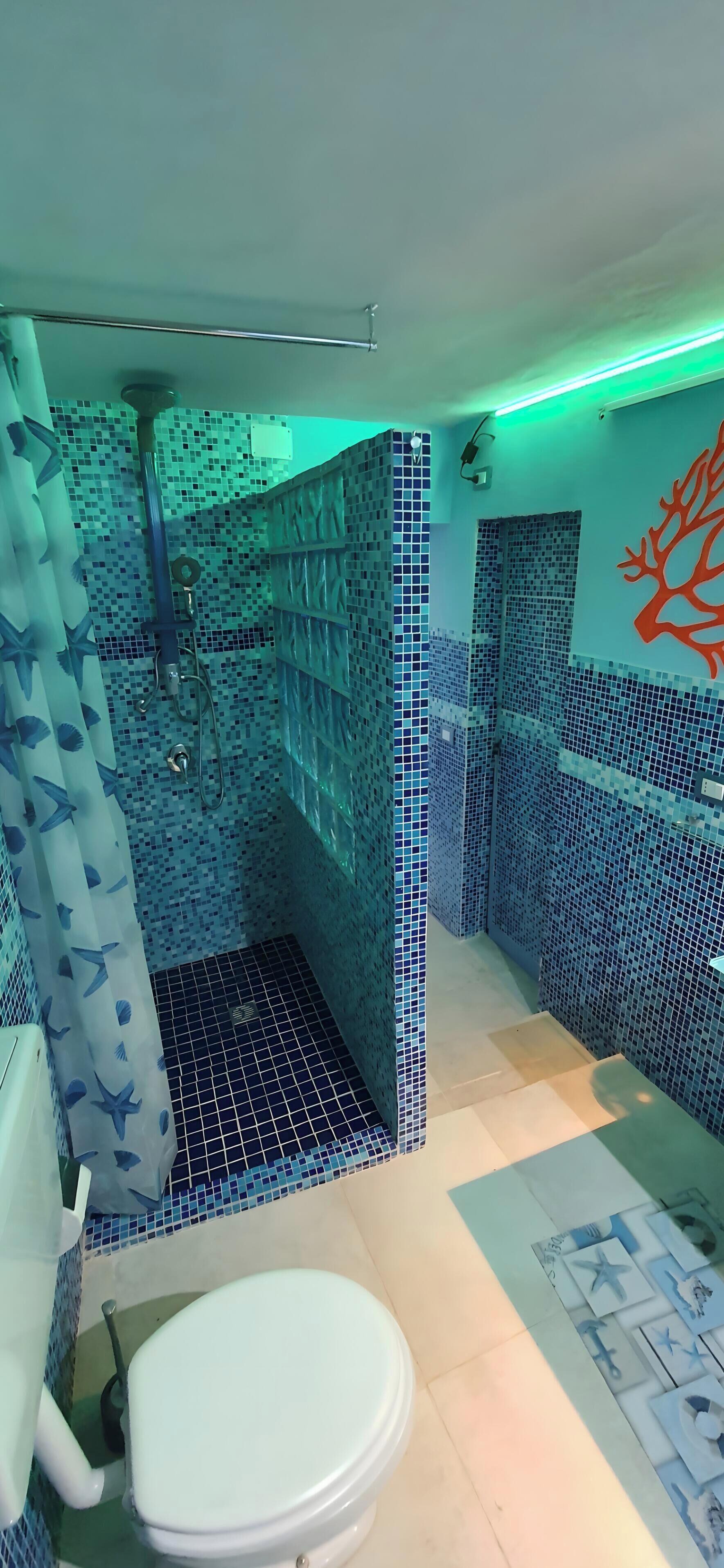 Een douche, een haardroger, handdoeken