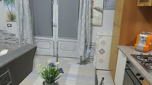 Cocina compacta con mesa de comedor, una planta pequeña y vistas al exterior.
