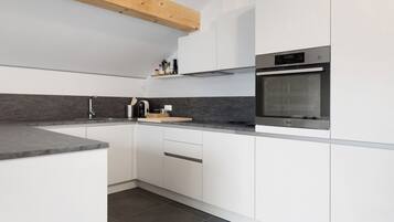 Jääkaappi, uuni, liesi, astianpesukone