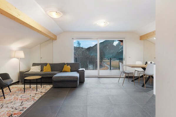 TV - Apartment 'Talferblick' with Mountain View, Private Terrace and Wi-Fi (Sarentino)