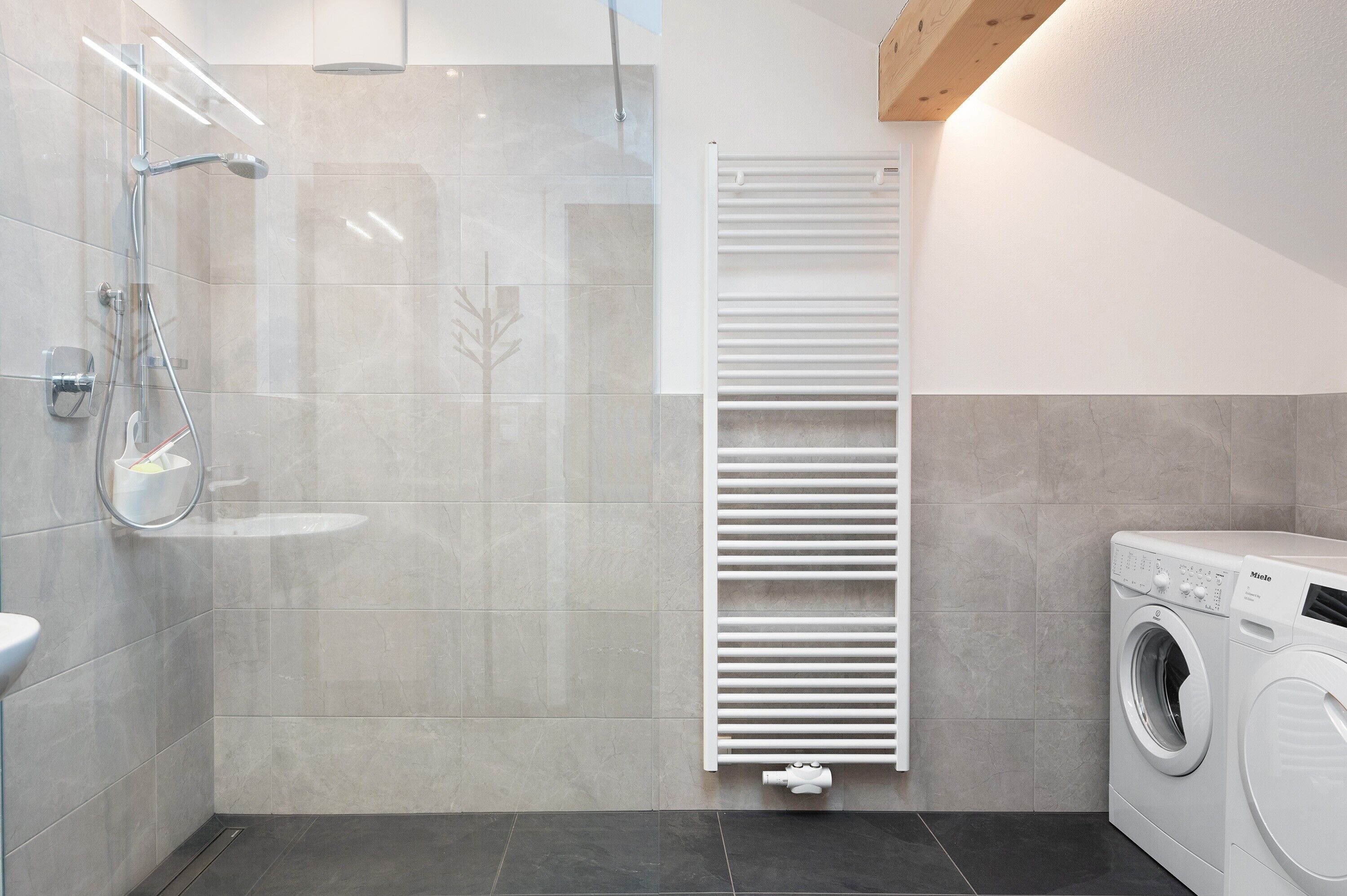 Een douche, een haardroger, handdoeken