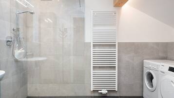 Een douche, een haardroger, handdoeken