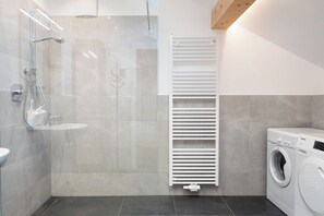 Douche, sèche-cheveux, serviettes fournies