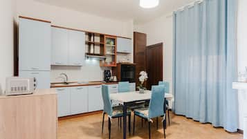 Frigorifero, microonde, forno, piano cottura