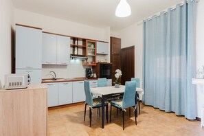 Frigorifero, microonde, forno, piano cottura