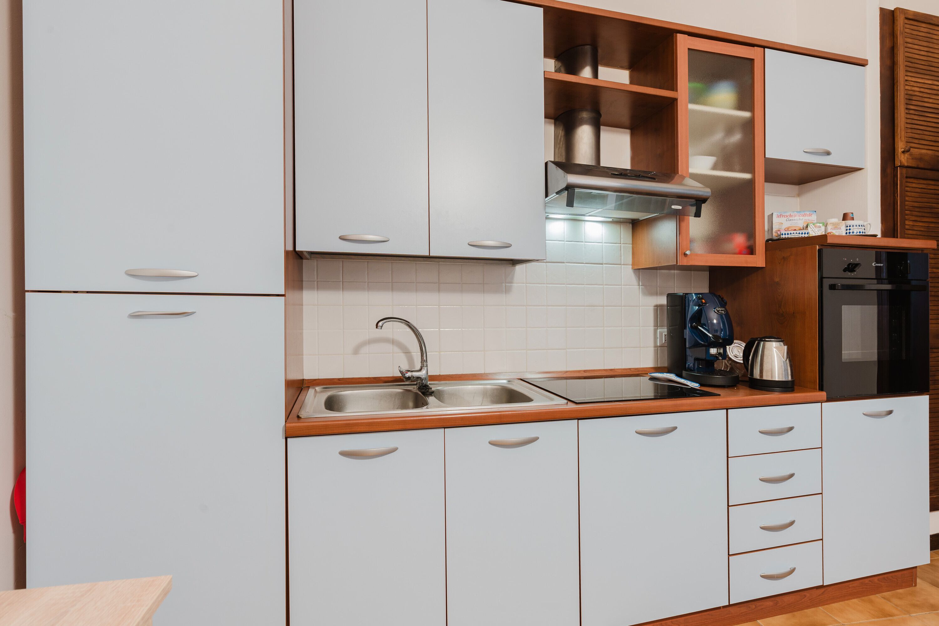 Frigorifero, microonde, forno, piano cottura