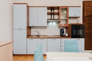 冷蔵庫、電子レンジ、オーブン、コンロ