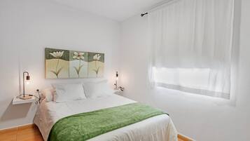 2 slaapkamers, een strijkplank/strijkijzer, gratis wifi, beddengoed