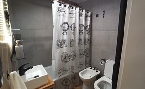 Sèche-cheveux, bidet, serviettes fournies, savon