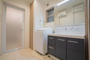 Luksusvilla | Bad | Kombinert dusj/badekar, toalettartikler (inkludert), hårføner og tøfler