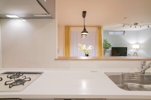 Refrigerador, microondas, placa de cocina, tetera/pava eléctrica