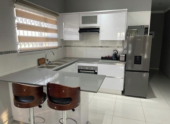 Réfrigérateur, four à micro-ondes, un four, surface de cuisson