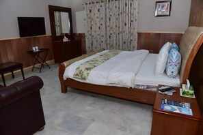 Dobbeltrom – deluxe, byutsikt | Skrivebord og wi-fi (inkludert)