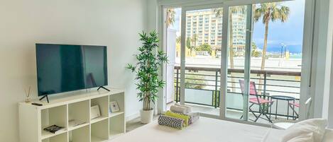 Fer et planche à repasser, lit parapluie, Wi-Fi gratuit, draps fournis