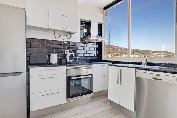 Refrigerador, microondas, horno, placa de cocina