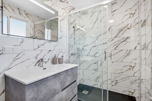 Douche, sèche-cheveux, serviettes fournies, papier toilette
