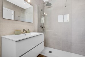 Dusche, Haartrockner, Handtücher, Toilettenpapier