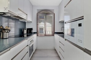 Réfrigérateur, four à micro-ondes, un four, surface de cuisson